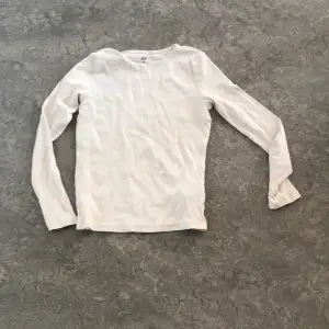  säljer den här fina vita tröjan från H&M storlek 134 till 140 