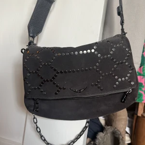 Zadig väska - Zadig väska dom köptes för länge sen men inte kommer till användning! Köptes för typ 3700kr men säljer för 2500kr! Kommer med ett tjockt justerbart band men även med en kortare kedja