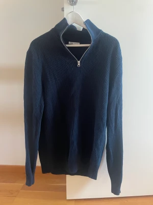Zara stickad tröja  - Fin stickad tröja från zara, tröjan är i väldigt bra skick och passar perfekt till hösten 