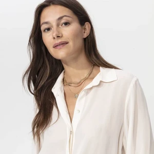 NY! 100% sidenskjorta klassisk/stilren  - Helt ny sidenblus i stl M (rymlig i stl) ord pris 1199:- benvit färg. Så mjuk och fin, tyvärr för stor för mig. Passar till allt från jeans till kjol och klackar. Ett plagg som kan hänga med i många år. Super kvalitet!