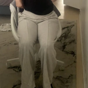 Låg midjaade Mjukis byxor - Fina låg midjade mjukis byxor från H&M . Har jätte skönt material men har blivit kort på mig.