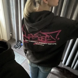 Hoodie med tryck - Säljer denna skit snygga hoodien med tryck på ryggen 💘 Köpt från Zalando för ett tag sen men helt oanvänd 💗 Super bra skick och inga defekter alls💕Super skönt men tunt material, perfekt till vintern! 💗