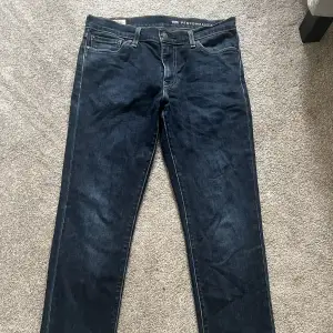 Fina jeans från Levis premium. Använda ca 6 gånger men varsamt använda. Pris kan diskuteras.