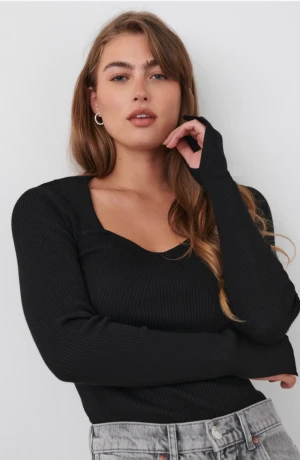 Tröja - Säljer den här fina tröjan, använd 2 gånger.