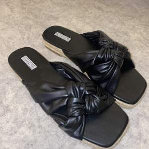 Svarta sandaler från Nelly, aldrig använda. Storlek 39