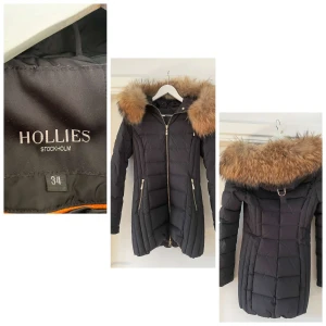 Hollies Tribeca jacka - Äkta päls, varm hollies vinterjacka som ger perfekta former Använd en halv vinter och är i nytt skick.                                                          Og. Pris 4500kr