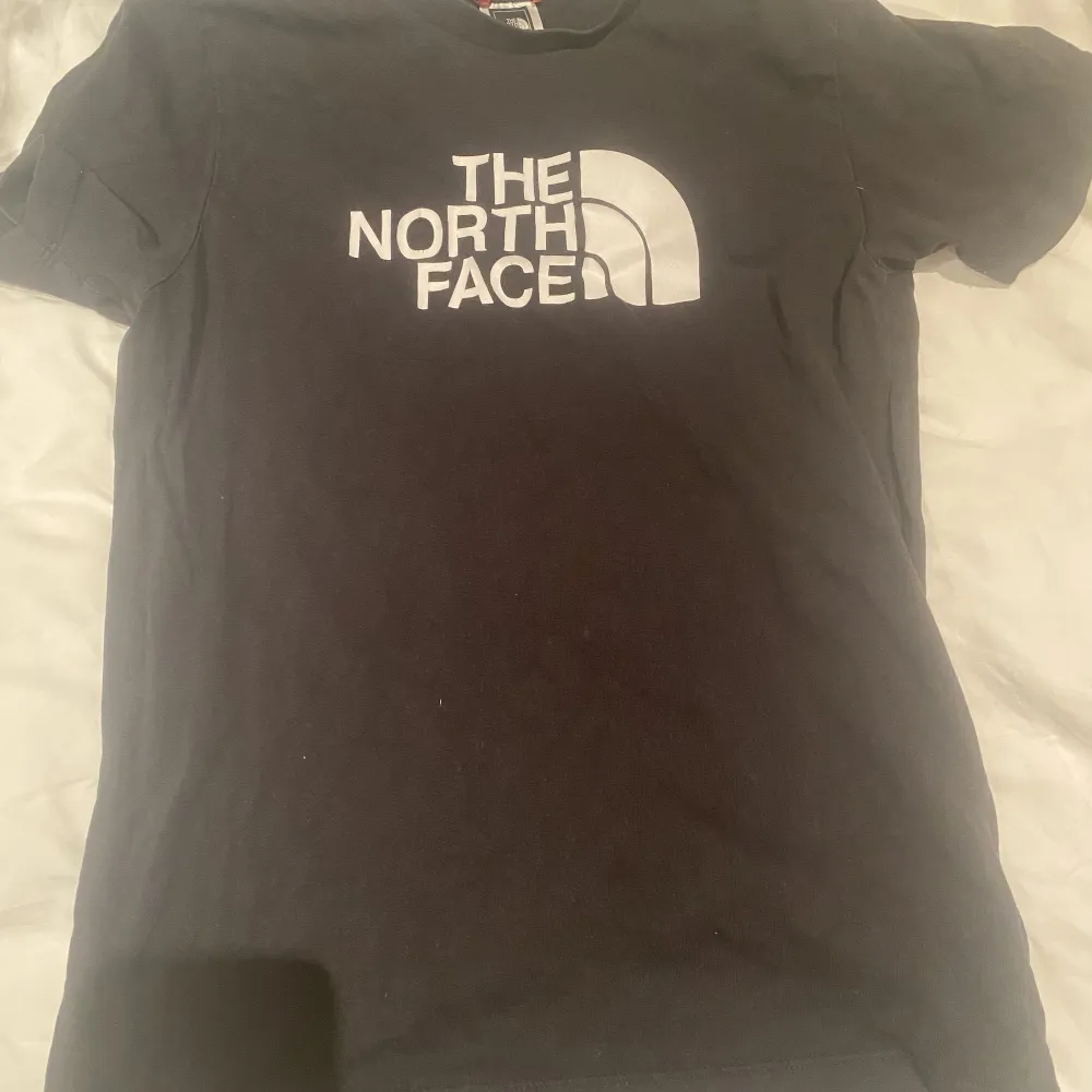 Superfina enkla t-shirts från Calvin Klein och the north face. Passar xs/s. 1 för 80kr men båda för 120kr.. T-shirts.