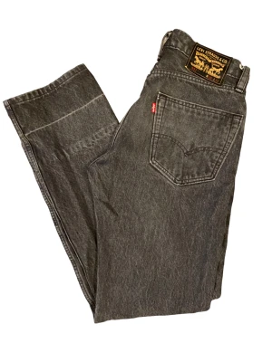 Levis Jeans - Levis jeans i modellen 551. De är i ett väldigt bra skick, W28 L32.