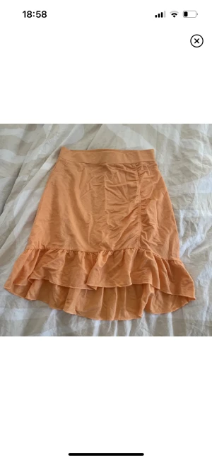 Orange kjol - Vit topp köpt från Zalando men märket är Trendyol. Använd en gång så skicket är väldigt bra💓 använd gärna köp nu!