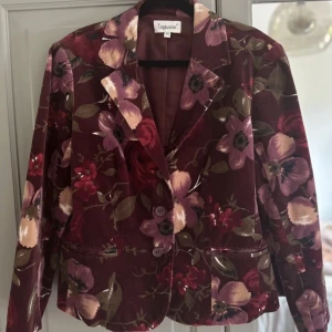 Blommig kavaj i sammet - Storlek 40 men jag skulle mer säga S-M. Jättebra skick och inga anmärkningar. Köpt vintage. Svincool, men kommer tyvärr inte till användning.