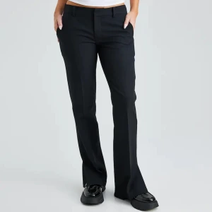 Bikbok Kostymbyxor - Säljer dessa supersnygga lågmidjade kostymbyxorna från BikBok som tyvärr blivit försmå!! 