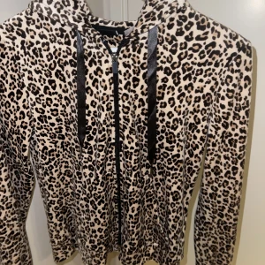 Kofta - Leopard kofta från gina, nästan aldrig använd 