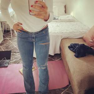 Säljer dessa mid/low waist jeans som ej kommer till användning. Är 161. Använda 3 ggr. Pris kan diskuteras. Nypris 500