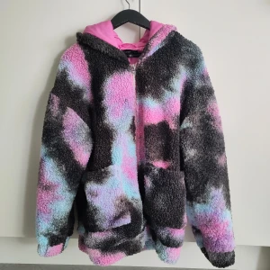 Teddyjacka från Dollskill 🐻💟 - En jättefin och mysig jacka från Dollskills märke Current Mood. Står storlek XXL men jag har sytt in den (därav är sömmarna på insidan inte så proffsiga) så den passar som en oversized M/L. Den är rätt lång. Mycket bra skick, knappt använd 🙂