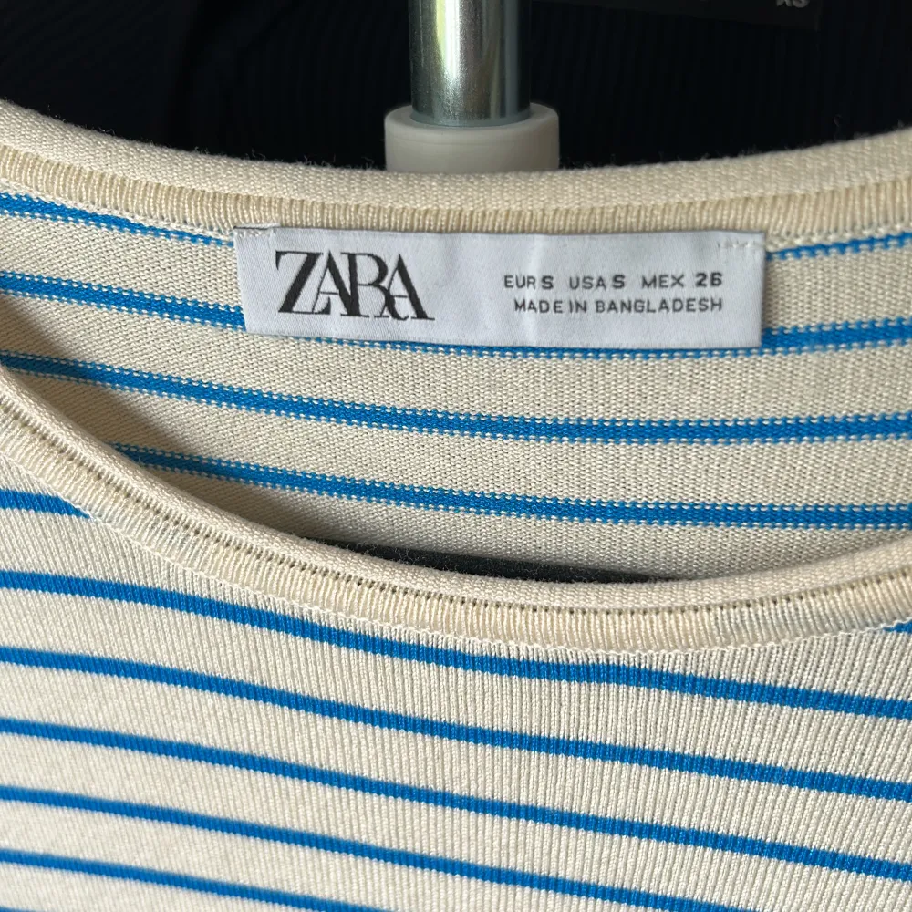 En jätte fin tröja från zara! Sparsamt använd💓. T-shirts.