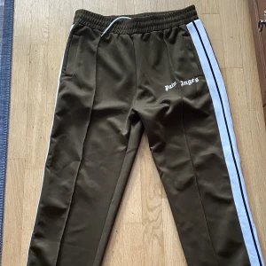 Palm angels byxor - Palm angels byxor oanvända då de var för små. Kan gå ner i pris vid snabb affär.