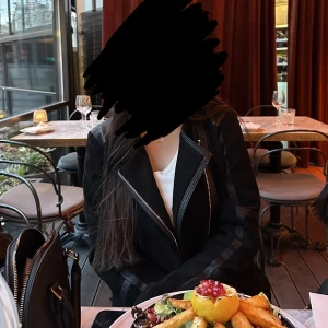 H&m mocka jacka  - Super fin mocka jacka från H&M. Helt ny och aldrig använd. Två fickor med dragkedja på framsidan och dragkedja vid ärmarna. Frakt tillkommer. Skriv gärna vid frågor ❤️