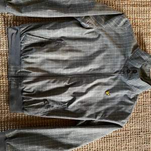 Jackan är endast använt ett fåtal gånger, det står på jackan att den är i storlek XL men den passar storlek S-M.   Inga fläckar men det är ett hål i slutet på ena ärmen.