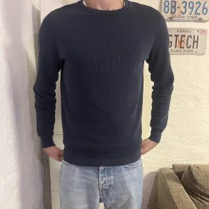 Gant sweatshirt  - Skick 9/10 Nypris 899kr Modellen på bilden är 181cm och bär storlek S, Tveka inte på att ställa frågor vid funderingar osv!