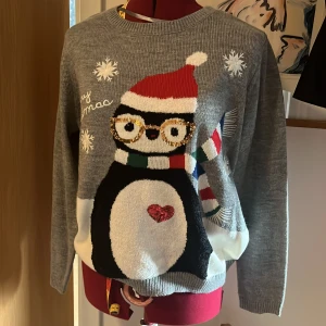 Jul pingvin tröja - Bra skick Medium  Julig