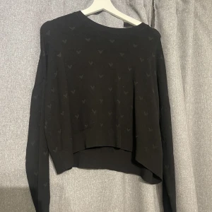 Stickad tröja med hjärtan  - Superskön stickad tröja med små hjärt detaljer 