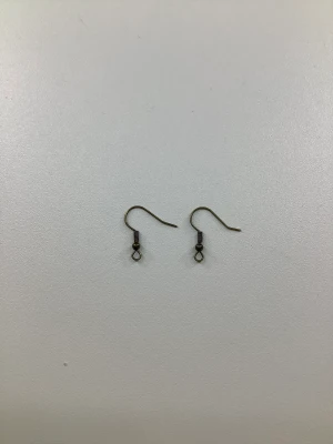 Örhängen  - Säljer dessa guldörhängen. (Vet ej om dom är nickelfria). Säljer även berlocker till dom.💕 kontakta mig vid köp. Alla för 30kr. 1kr/st 