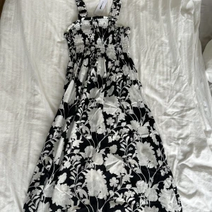 Blommig långklänning - Blommig långklänning helt oanvänd! Avtagbara axelband.