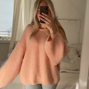 Rosa stickad tröja  - Säljer jötte fin stickad tröja. Den är mer rosa än vad som syns på bilderna, sista bilden syns de bra på! Jätteskönt och mjukt material. Storlek L men har fin passform så sitter mer som en M skulle jag säga. Jag har s i vanliga fall. Från Lindex 🤍🤍nyskick