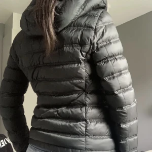 Mörkgrön jacka  - Fin mörk grön jacka som inte passade mig då jag säljer den igen. Stl är s/m det är en liten defekt på armen💕Obs jag står inte för frakten 