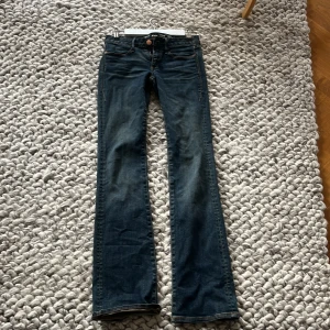 Low waist jeans - Skit snygga jeans som är low waist! Kan tyvörr inte skicka bilder på då de inye passar!