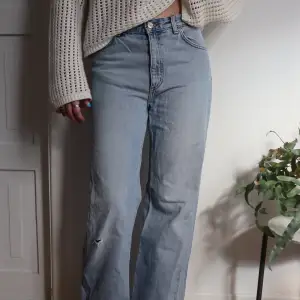 Ljusblåa jeans från Monki. Högmidjade och vida i benen (modellen är 172cm). Har ett snyggt hål som detalj på ena benet. Bra skick! Säljer för jag ej kan ha dom längre 🫧