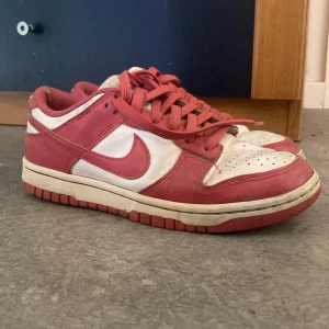 Nike dunk  - säljer dessa nike dunk i färgen rosa eftersom jag inte använder dom längre, de har lite defekter på sig så därför är priset så lågt. Köpte skorna på mall of scandinavia💘 originalpris: 1400
