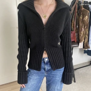 Stickat zip up - En stickat zip up som ej kommer till användning. I storleken L men är mindre i storleken