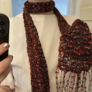 Tunn sjal - En tunn sjal i rött