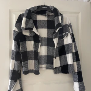 Jacka - Tunn jacka i mys material, finns knappar på den. I mycket gott skick 