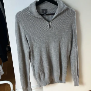Hm Half zip - Säljer denna riktigt fina tröja, 10/10 skick aldrig använd.
