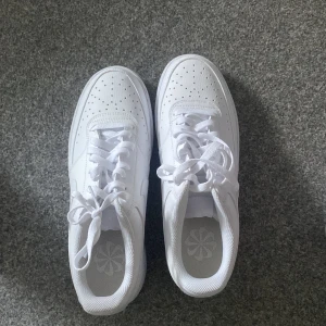 Nike skor - Helt oanvända! Säljer för dom ibte kommer till nytta. Priset kan ALLTID diskuteras. Tyvärr ingen box