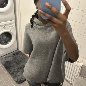 Trekvartärm hoodie - Så snygg trekvartärmad hoodie från en gammal Collection från zara!!🩶🩶 kommer från barn avdelning men sitter oversize som ni ser på bilderna🩶🩶