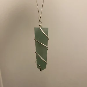 Kristall halsband - Super vackert, stort kristall och silver halsband.   Äkta såklart.  Hämtas på Lidingö eller möts upp på Ropsten, eller så betalar ni frakt :)