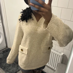 Stickad tröja - Så snygg stickad tröja med fina detaljer! Från zara barn i största storleken💛💛 lite nopprig men syns vid när blick!
