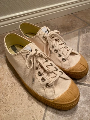 Novesta skor  - Halloj! Säljer dessa unika skor som jag köpte från arket förra sommaren för 1000kr. Dom är bara använda 4-5 gånger!😝 Inga skador, som nya:) Storlek 43. Buda gärna!!