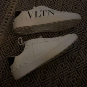 Valentino skor - Ett par valentino skor, i stolek 39. De är välomtagna och köptes på Plick men va lite för små för mig.