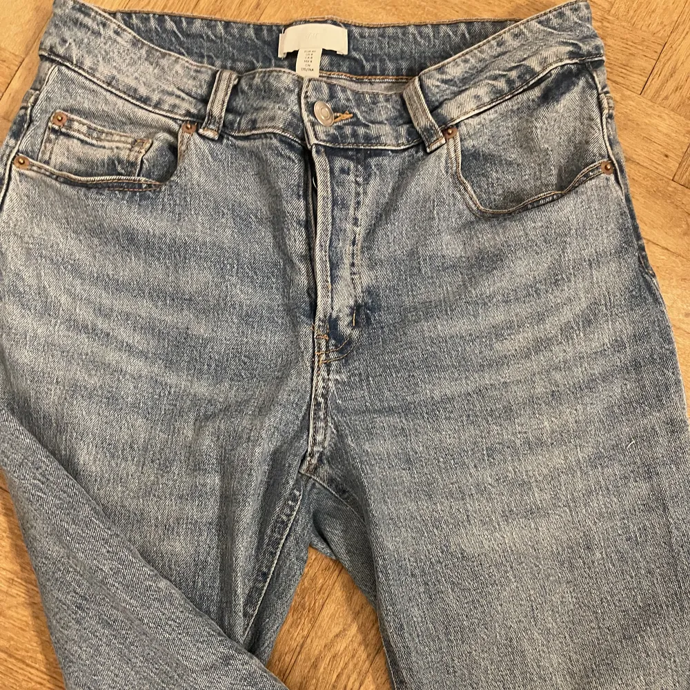 Supersnygga lågmidjade jeans från HM. Använda 2 gånger max så i princip i nyskick. Tryck på köp nu!❤️. Jeans & Byxor.