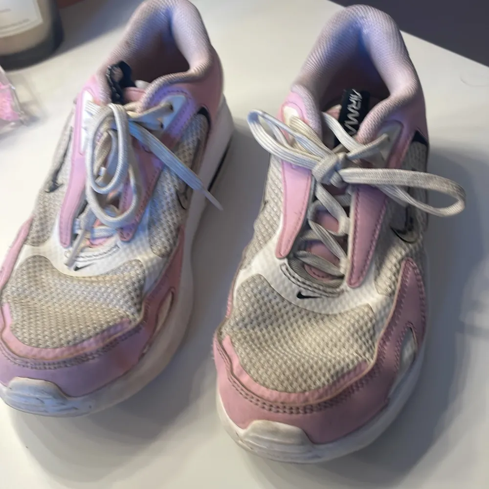 Några vit, rosa skor till salu jätte fina skor och använt inte alls mycket och är i parfekt kondition dom är från Nike och kostar 799kr men säljer för 400kr . Skor.