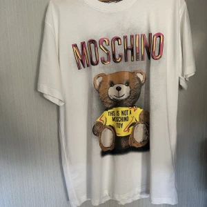 Moschino T-Shirt - Funderar på att sälja den här skit-snygga T-Shirten, aldrig använd förutom nu till bilden. Dm om ni är intresserade!💕