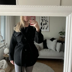 Kort kappa - Kort kappa från Nelly, storlek Xs men är mer som en S. 250 kr