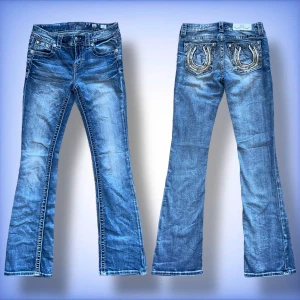 Miss me jeans - Ett par unika bootcut miss me jeans med detaljerade och speciella bakfickor, som liknar hovar, hör av dig om du har frågor!☺️