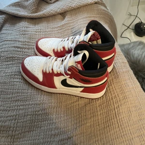 Jordan 1 retro Chicago  - Säljer dessa Jordan 1 retro Chicago då de inte kommer till användning, använt ett fåtal gånger och du kan få box till. Säljer för 1800 då de är nästan helt oanvända. 