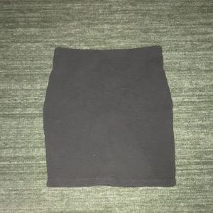 Ribbad kjol - Kort grå ribbad kjol, skriv om intresserad! 