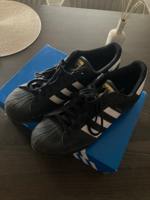 Adidas superstar - Säljer nu mina adidas superstar då jag inte använder de mer. Lite smutsiga men går lätt bort. Inga defekter alls. Vid funderingar hör av er! 
